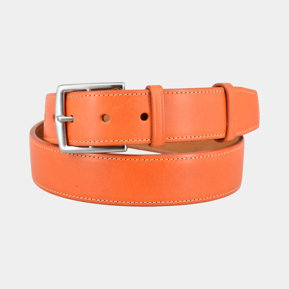 Ledergürtel in orange farbendem Leder und einer silberner Schnalle aus Edelstahl