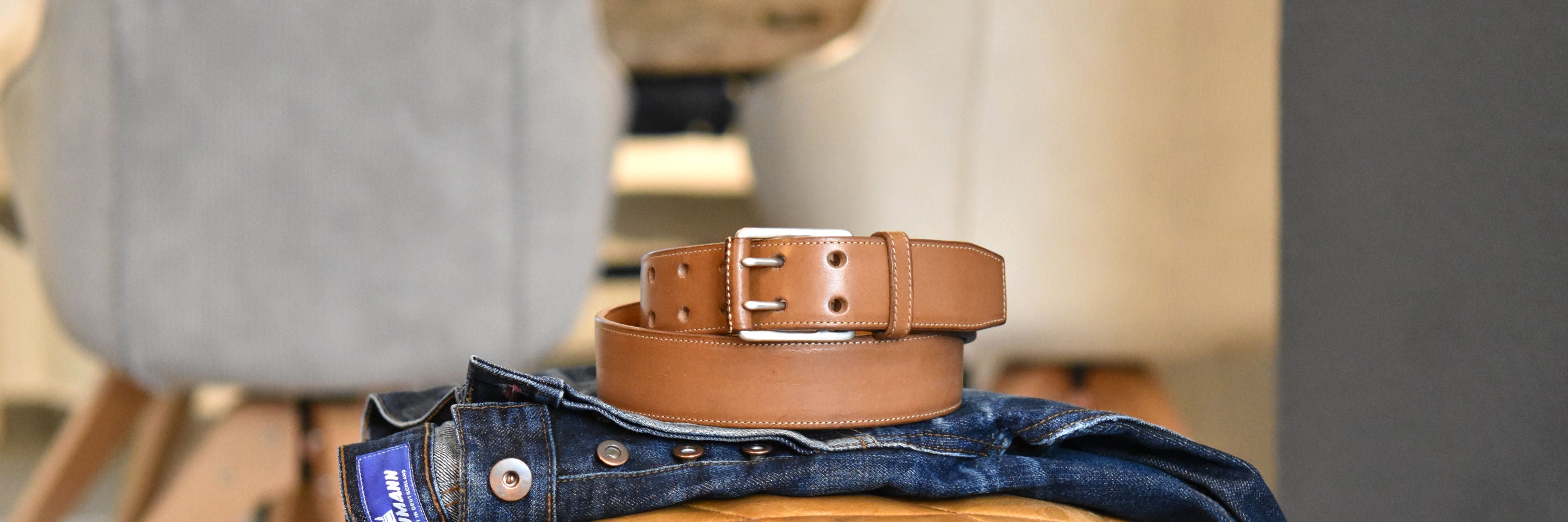 Doppeldorngürtel aus Leder mit Silberschnalle