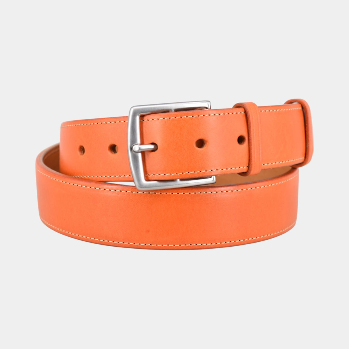 Ledergürtel in orange farbendem Leder und einer silberner Schnalle aus Edelstahl